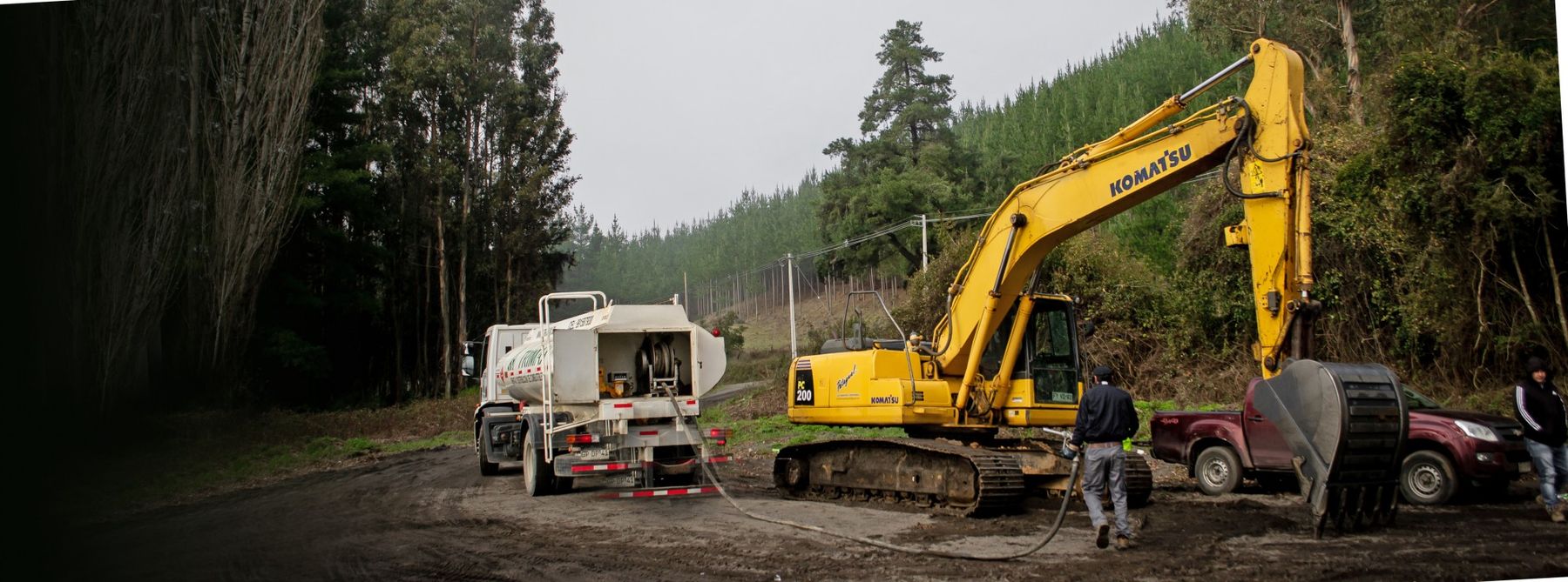 Camión TRIMAX abasteciendo una excavadora directamente en faena