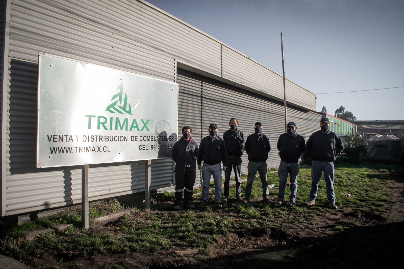 Equipo de TRIMAX frente al letrero de la empresa en San Pedro de la Paz